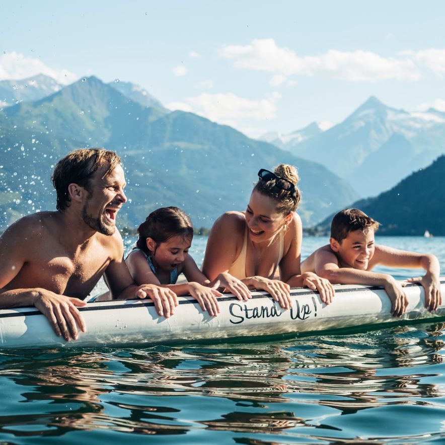 Familie beim Baden im Zeller See