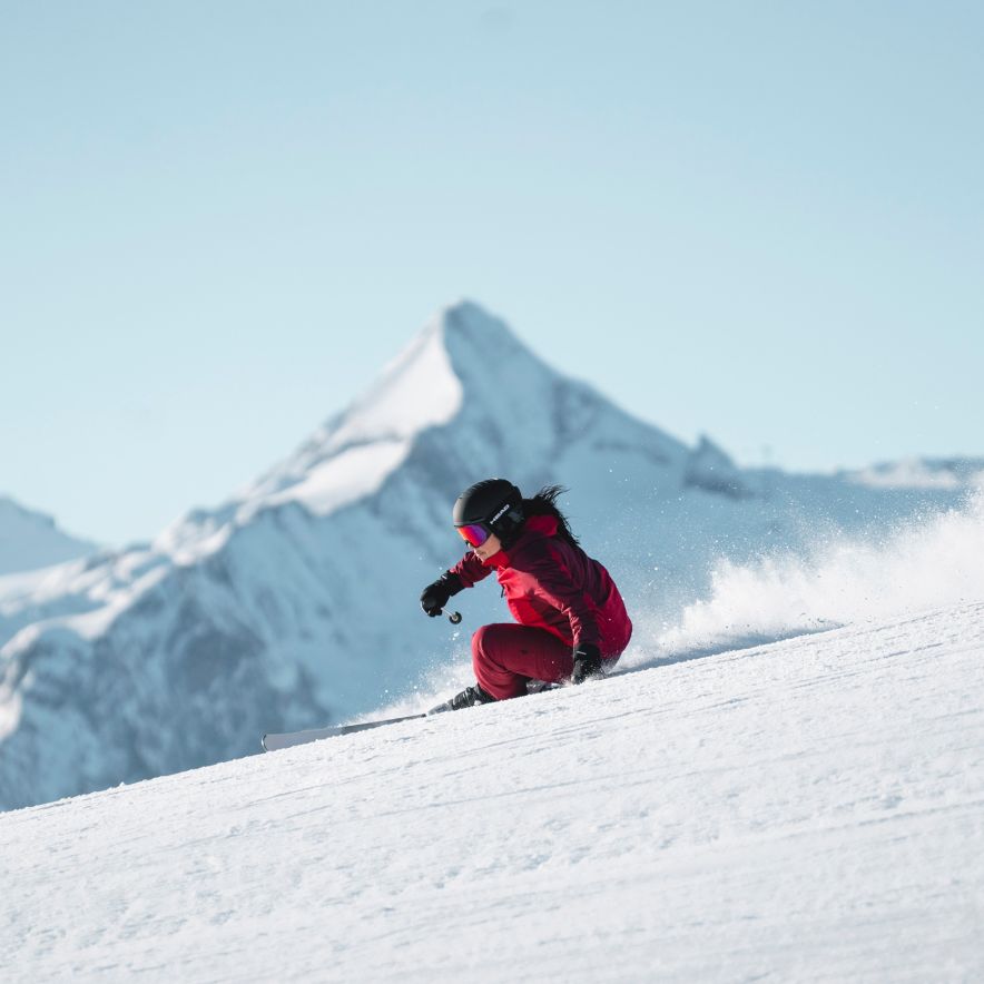 Skifahrerin vor dem Kitzsteinhorn