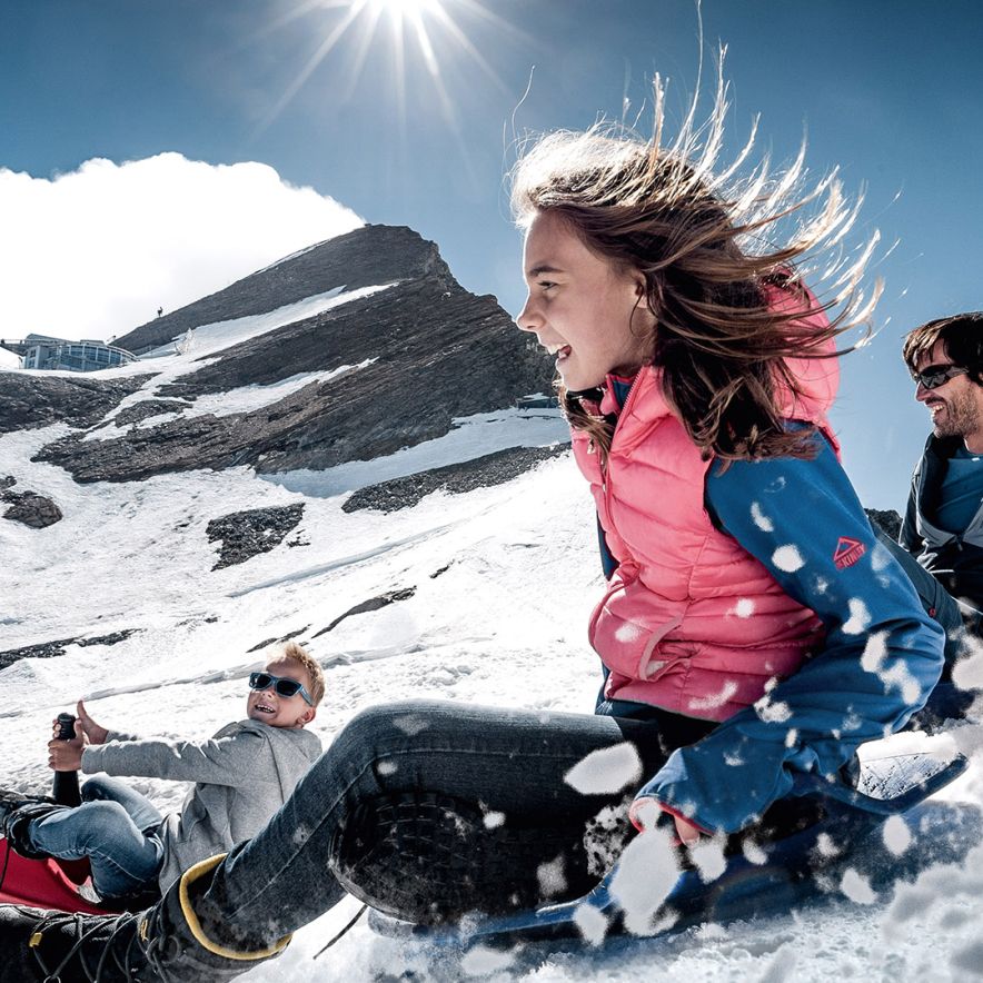 Familie beim Rodeln am Kitzsteinhorn